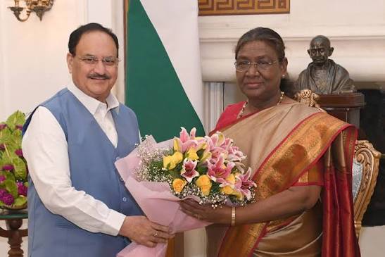 Jagat Prakash Nadda presenting a bouquet to President Droupadi Murmu